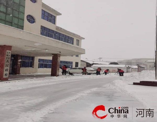 青年志愿在行动 遂平县文城乡团委组织青年扫雪除冰 环球最新