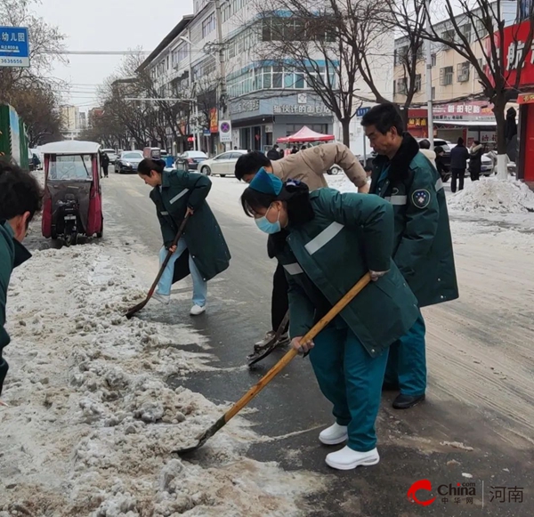 西平县人民医院：身体力行做表率，清扫积雪暖人心！我科退休干部深入分包路段全力清雪