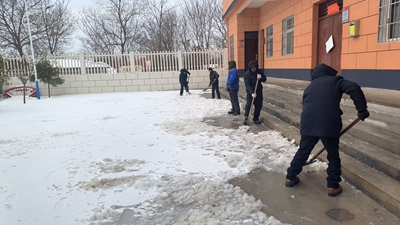 罗山县楠杆镇开展“铲冰雪，保畅通，送温暖”志愿服务活动