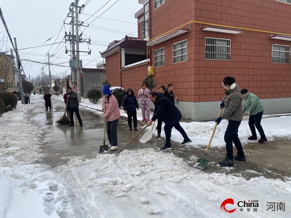 ​西平县专探乡村干部群众扫雪除冰 温暖人心