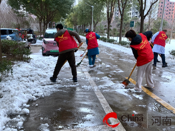 驻马店市第二人民医院：党员志愿者积极投身扫雪活动，展现精神文明风采