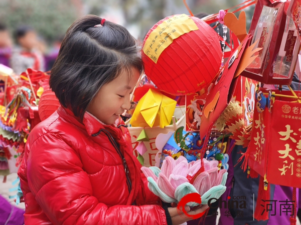 驻马店市第二十五小学举行“迎新春 庆元宵”手工灯笼展示活动