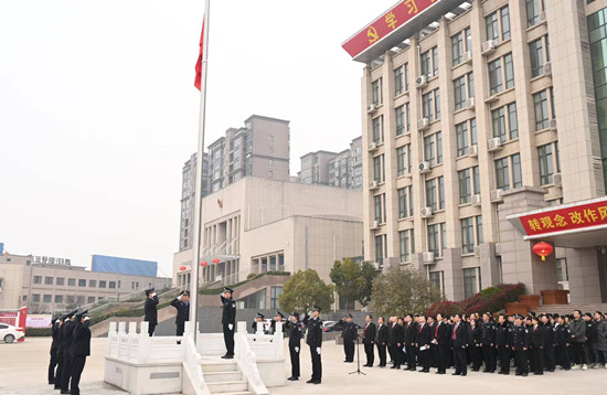 南召法院举行“升国旗、党员过政治生日”活动