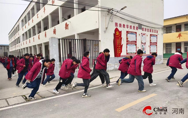 ​西平县金刚初级中学开展学生宿舍消防应急疏散演练
