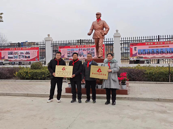 邓州市解放商城学校：举行雷锋塑像揭牌暨开学典礼仪式