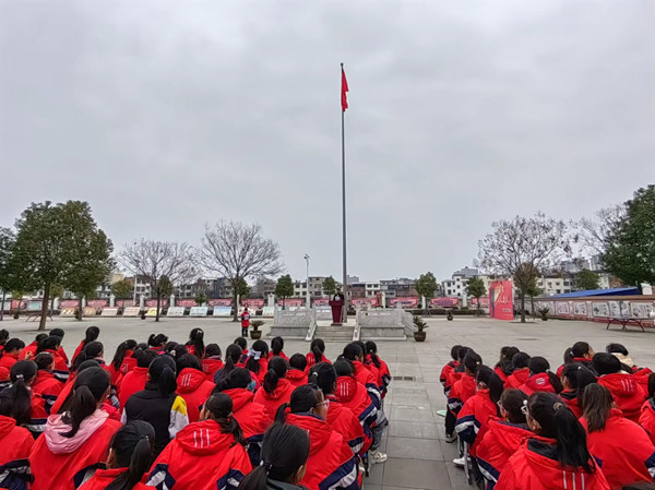 邓州市解放商城学校：举行雷锋塑像揭牌暨开学典礼仪式