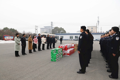 ​光山县领导到公安局开展“三八”妇女节慰问活动