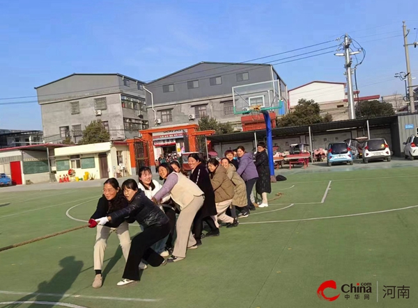 ​西平县实验小学举行庆“三八”妇女节教职工拔河比赛