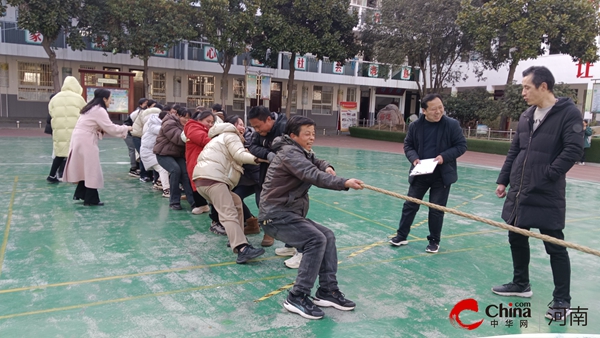 ​西平县实验小学举行庆“三八”妇女节教职工拔河比赛