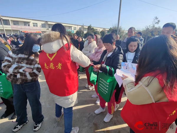 ​西平县蔡寨乡妇联开展妇女维权月宣传活动
