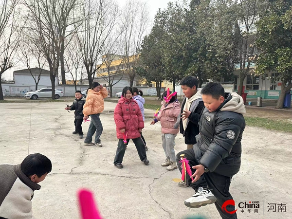 ​西平重渠张庄小学举行了“毽舞飞扬 快乐成长”踢毽子比赛活动 观焦点