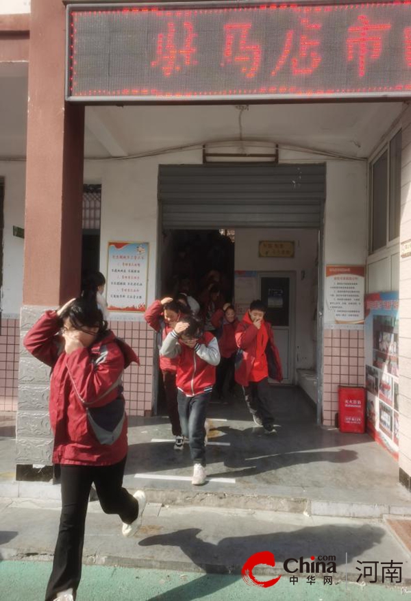 驻马店市回族小学举行消防疏散演练活动