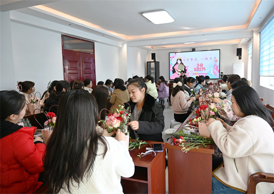 心有繁花 一路芳华丨南阳高新区法院举办妇女节插花活动