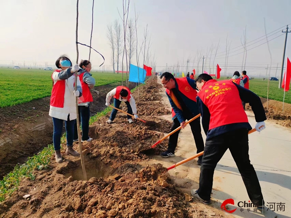 ​西平县四个班子领导到盆尧镇参加义务植树活动