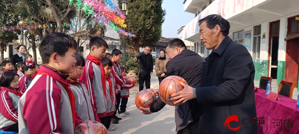 ​西平县宋集高庄村委四村民为学校捐赠篮球献爱心 每日信息