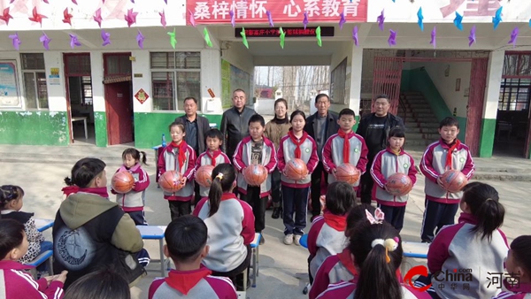 ​西平县宋集高庄村委四村民为学校捐赠篮球献爱心