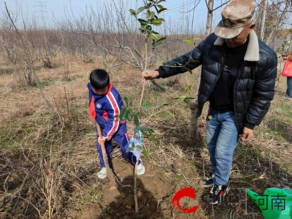 驻马店市第五十九小学开展“植初心 种未来 我与小树共成长”植树节主题实践活动