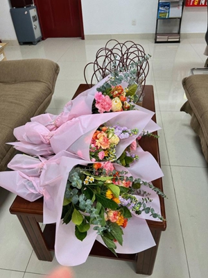 信阳市保险行业协会组织开展“三八国际妇女节”花艺手作插花活动