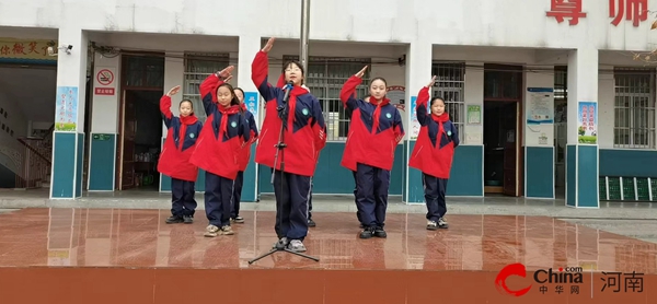 ​西平县第三小学开展“共拒校园欺凌 共建阳光校园”主题队会活动