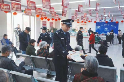 ​淮滨公安组织开展反假币宣传活动
