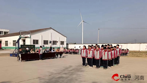 ​西平县五沟营东南小学举行队列队形及歌咏比赛活动