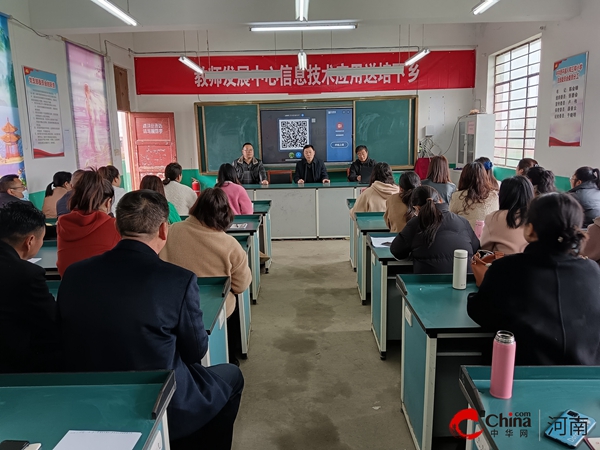 每日报道：​西平县教师发展中心到人和中心校开展送培下乡活动