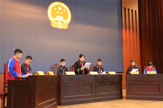 百余名小学生走进南阳宛城法院体验模拟法庭