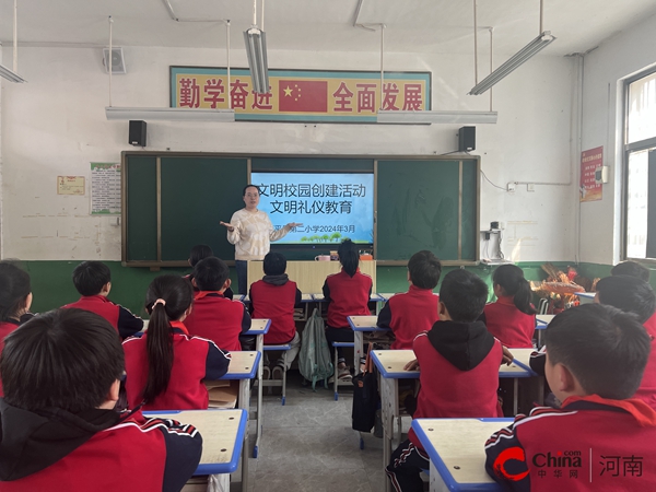 ​西平县第二小学开展“小手拉大手 共创文明城”主题系列教育实践活动