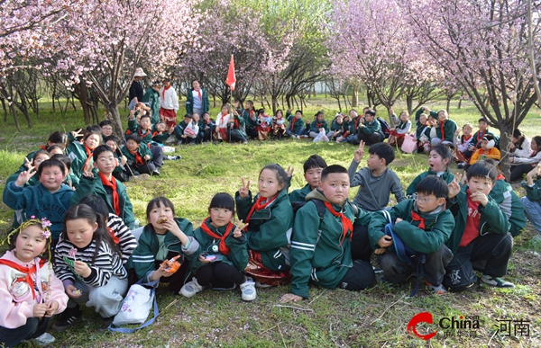 ​西平县实验小学开展“赏海棠 爱家乡”主题实践活动