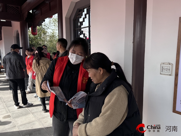 ​西平县妇联开展“巾帼普法在行动 助力守护‘她’权益”普法维权活动