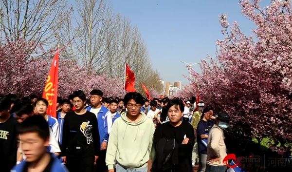 ​西平县职教中心开展“乐享春天 海棠有约”徒步活动