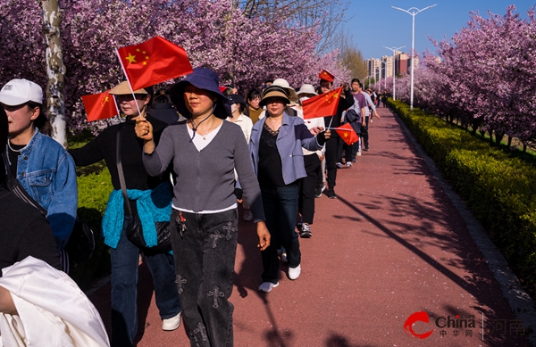 ​西平县第二人民医院开展春游健步走活动