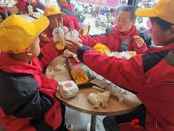 ​融入社会 共享美食——西平县特殊教育学校开展残疾学生餐厅体验实践活动