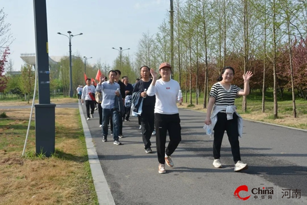 ​西平县举行“赏海棠美景 享健康生活”2024年全民健身健步走活动