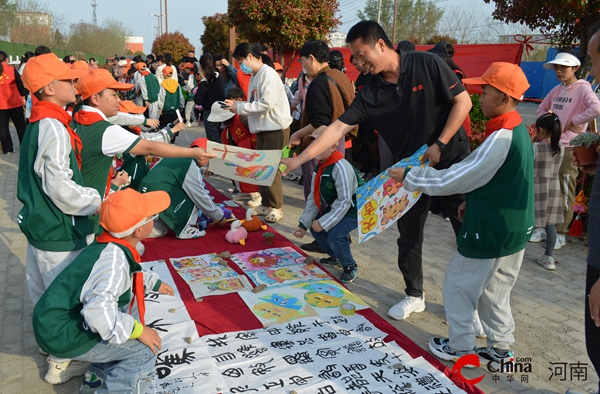 ​西平县实验小学举行“爱心义卖”活动
