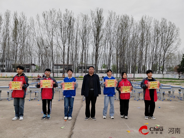 ​西平县专探初级中学举行课桌舞比赛