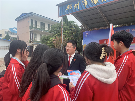 邓州法院：春风送法进高中 普法教育护成长