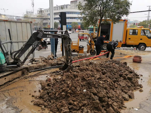 邓州市水务集团自来水有限公司：抢修供水管网 优化服务环境