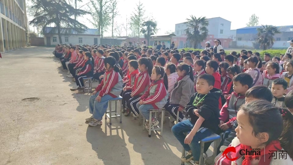 ​西平县人和三和小学开展“法治进校园”活动