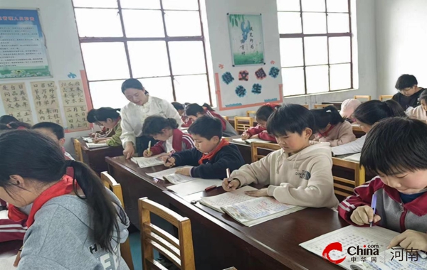 ​西平县五沟营东南小学开展书法比赛