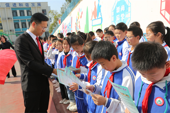 淅川法院携手“保护女童”讲师团进校园
