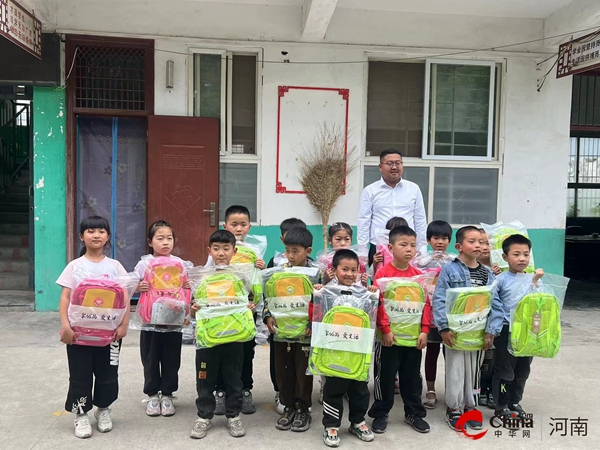 ​牧原集团到西平县权寨朱杨小学举行爱心书包捐赠活动