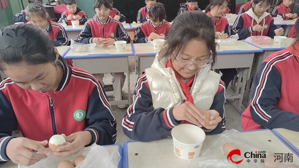 ​巧手剥鸡蛋 劳动促成长——西平县第三小学举行第一届劳动技能大赛第二站