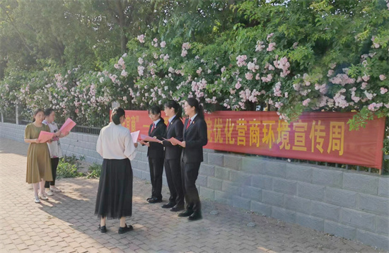 新野法院：春风十里蔷薇花开 法治宣传助力优化营商环境