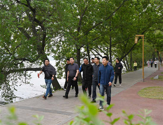 南阳高新区法院举办“庆五一·迎五四”低碳健身健步走活动