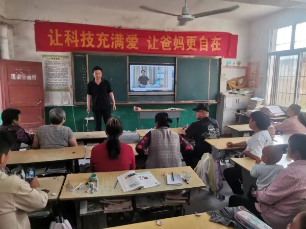 邓州市刘集镇中心校：开展智能手机使用公益培训 优化老年人健康生活环境