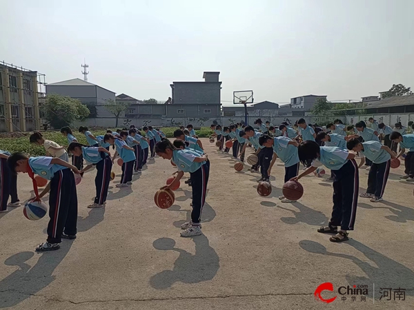 ​西平县盆尧陈老庄小学开展阳光大课间篮球操活动