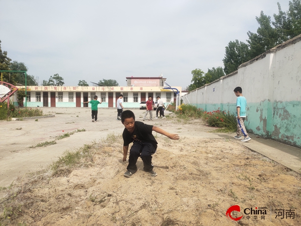 ​西平县焦庄赵海正弘希望小学举行“快乐成长，健康起航”主题跳沙坑比赛