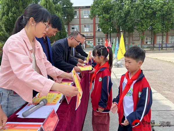 西平县盆尧中心小学举行2024年春期期中总结表彰大会及新队员入队仪式