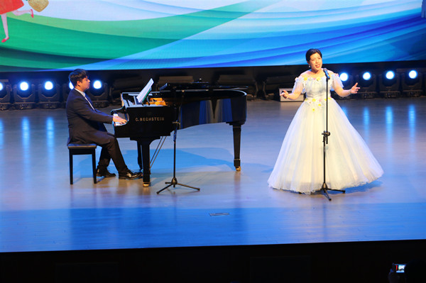 邓州市：音乐教授歌手杨晓东 助力旅游日活动开唱